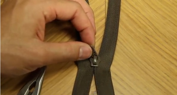 壊れたファスナー、ペンチひとつで簡単に直ります!