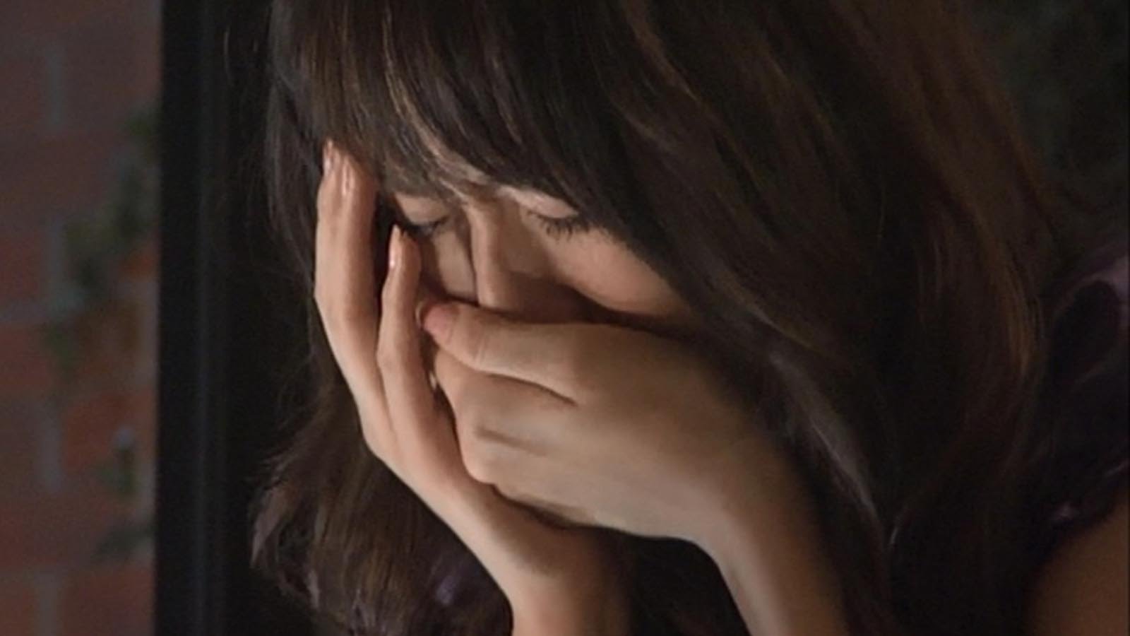 【泣ける実話】心底、人生が嫌になり、アパートで首つり自殺をしようと立っている椅子を倒そうとしたその瞬間、アパートの扉が開き知らない男性が入ってきた!