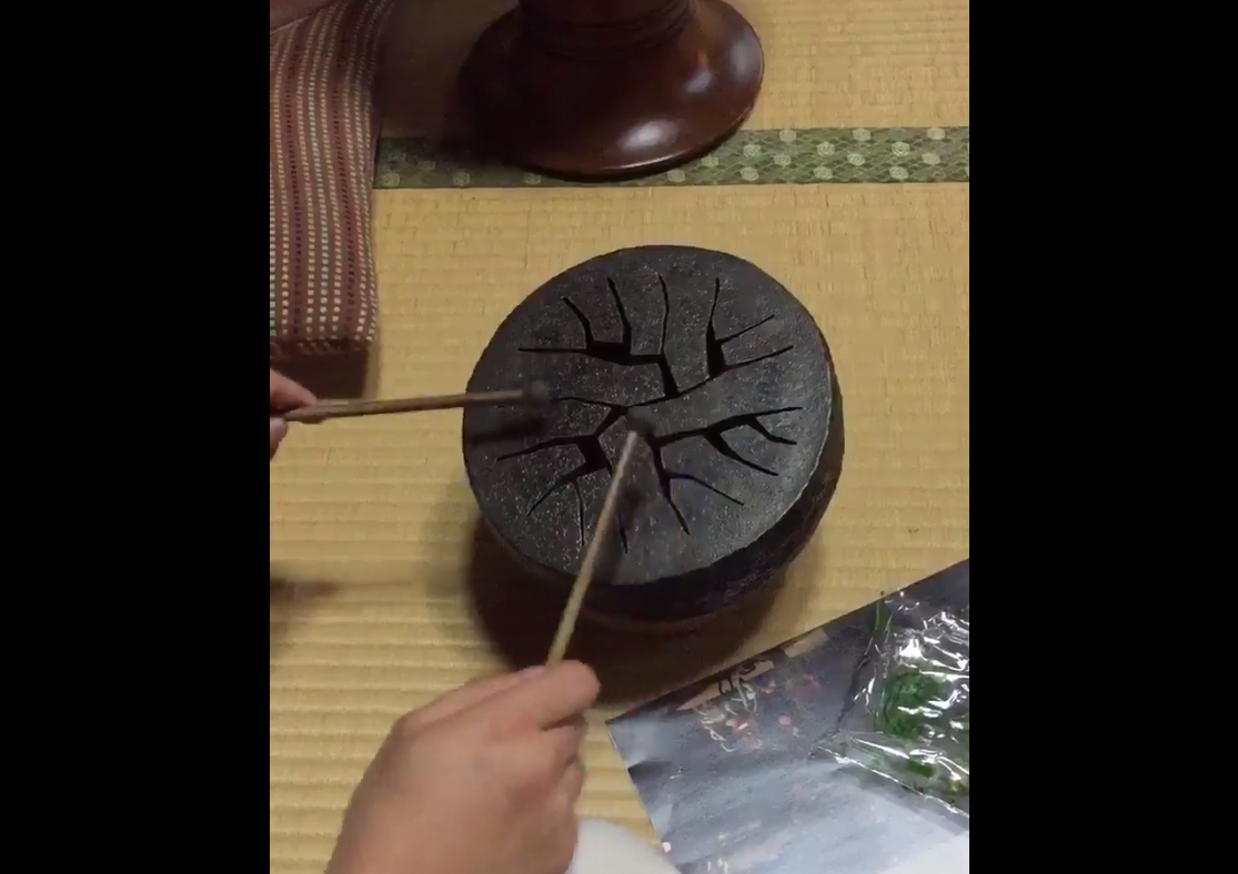 なに、これ楽器なの?不思議な音色を聴いていると、どこか森の奥の方へ連れて行かれそうな感じになる・・