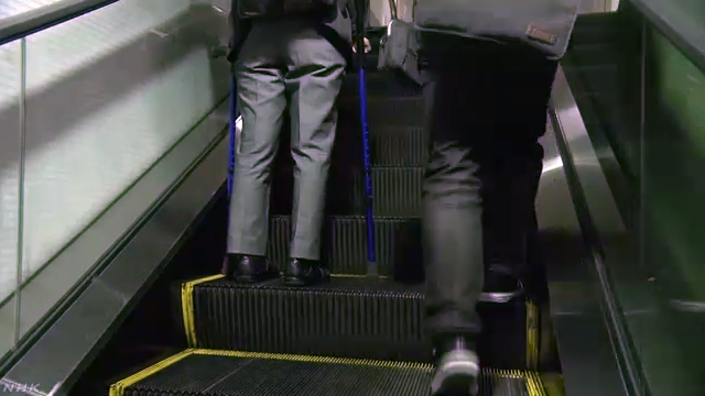 エスカレーターで見かけたこのマーク、もっと広まれ! このマークを見かけた時には・・?