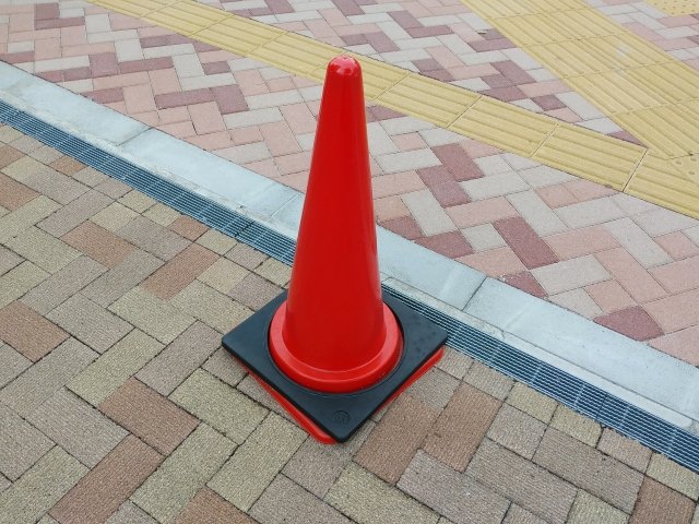 こんな事ある!?連日の猛暑によりカラーコーンがとんでもない姿に・・・。これは目を疑った。