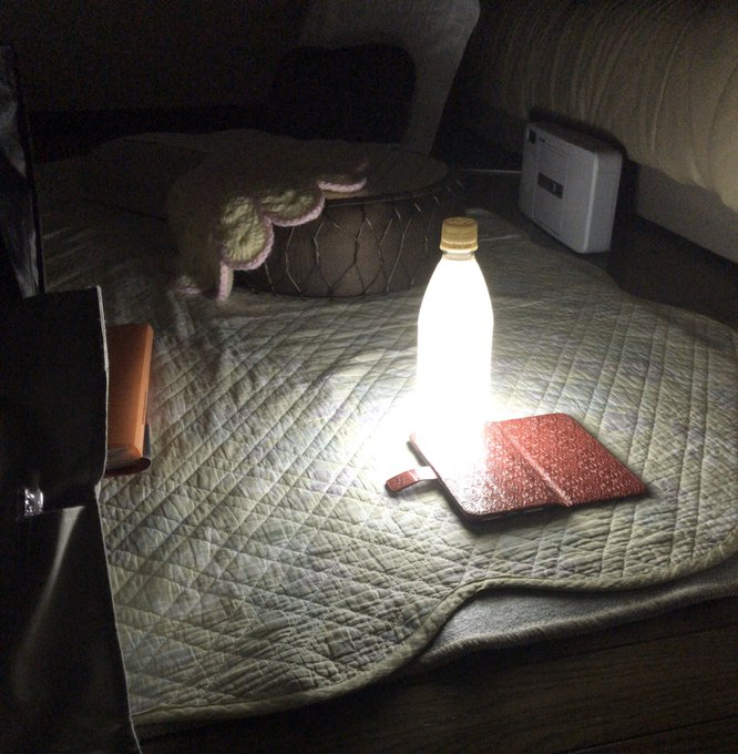 覚えておいてほしい!停電時のペットボトルライト。たったコレだけの工夫でこんなに明るくなるんです!