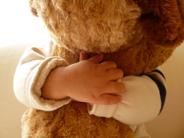 2歳の女の子が自分のために買おうと選んだお人形。レジの店員が「あなたには似合わない」と否定。→しかしその後の展開にスカッと!