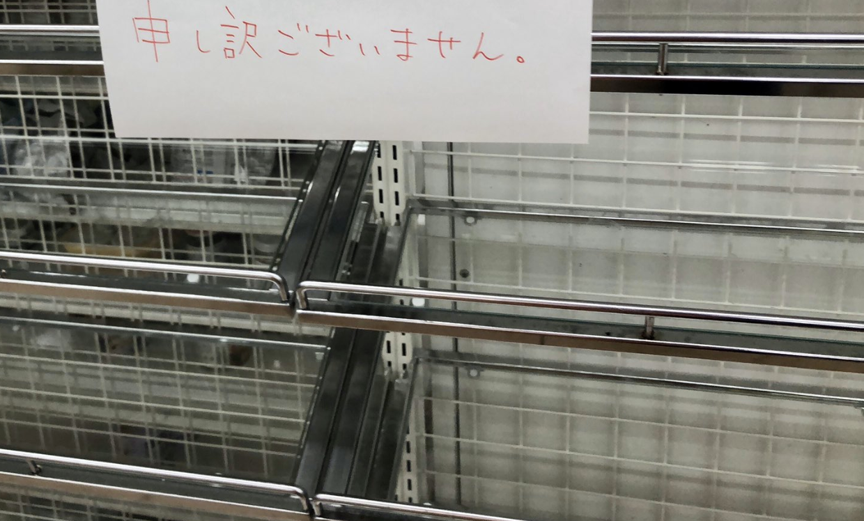 コンビニに行くとパンだけが全くない!買い占めか・・・と思ったら、張り紙の内容に→「許す!(笑)」