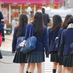 子供が電車内で騒いだり暴れても注意すらしない母親。→するとその場にいた女子高生が・・・