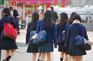 子供が電車内で騒いだり暴れても注意すらしない母親。→するとその場にいた女子高生が・・・