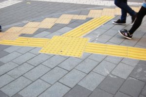 障害者を『邪魔だ！』と押し倒したおじさん。倒れた障害者に駆け寄った女子高生がおじさんに浴びせた正論に驚愕！