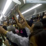 超満員の電車内、息子がぐずって泣き始めた・・嫌な雰囲気、冷たい視線、この場から逃げ出したいと思ったその時、車内の空気を一変することが・・・!