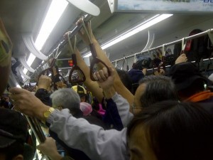 超満員の電車内、息子がぐずって泣き始めた・・嫌な雰囲気、冷たい視線、この場から逃げ出したいと思ったその時、車内の空気を一変することが・・・！
