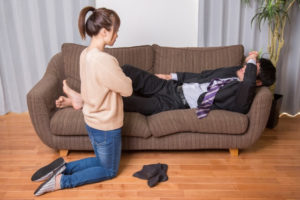 仕事ばかりで育児に全く参加しない夫が「お前はずっと家に居れて楽だろう」と妻に八つ当たり。→反論した妻の言葉に夫が涙した・・・！