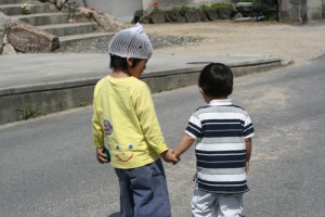 自閉症の弟を小学生に「恥ずかしい」とバカにされた６歳のお兄ちゃんは涼しい顔でこう言い返した・・！→その言葉に泣いた。