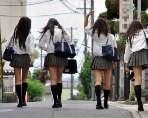 軽度の障害を持つ息子の同級生。他校の女子グループ「寄るな！移る！」→注意しようとしたら、息子が女子達の制服を引っ張りこんな言葉を放った・・！