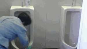 「こんな仕事やだよなー。」「トイレの掃除とかキモいって！」とトイレ掃除の女性をバカにした就活生。この後彼らは奈落の底に突き落とされる事となる！