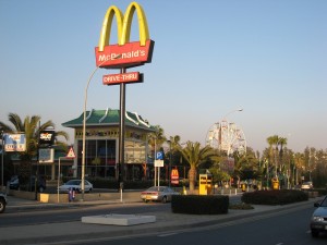 マックのドライブスルーで後ろの車の代金を払ってあげたら・・・その後、とんでもない事が起こった！