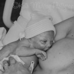 何気ない出産を終えた母子の写真だが、カメラをズームアウトすると言葉を失った!