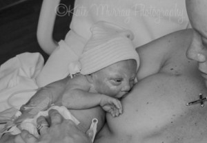 何気ない出産を終えた母子の写真だが、カメラをズームアウトすると言葉を失った！