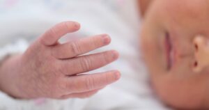 「残念ですがこの子はダウン症ですね」助産師のその言葉に目の前が真っ暗に。→しかしこの後、思いもよらぬ展開で助産師が土下座することに・・