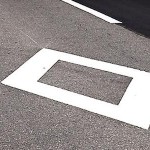 7割のドライバーが意味を知らない?!道端でよくみかけるこのマーク。→あなたは知っていますか?