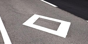 7割のドライバーが意味を知らない？！道端でよくみかけるこのマーク。→あなたは知っていますか？