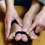 【本当に効いた!激安健康法】足の親指をゴムで縛って寝転ぶだけ・・たったこれだけでダイエット&腰痛解消!