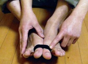 【本当に効いた！激安健康法】足の親指をゴムで縛って寝転ぶだけ・・たったこれだけでダイエット&腰痛解消！