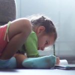 アルコール依存症の父親に虐待され命を落とした8歳の少女。亡くなる前にウイスキーメーカーに送った手紙が胸に突き刺さる・・