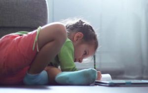 アルコール依存症の父親に虐待され命を落とした8歳の少女。亡くなる前にウイスキーメーカーに送った手紙が胸に突き刺さる・・