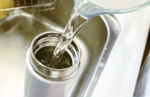 『知らないとついやってしまう危険なこと』金属製の水筒に絶対入れてはいけないものって知っていますか？