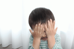 4年前に息子を産んだ時の写真を見ていたら、本人が寄ってきて自分の写真を見ながら突然泣き出し・・・