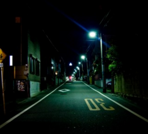 夜中の帰り道、突然見知らぬおばちゃんが親しげに話しかけてきた・・何が何だか訳がわからなかったが、真相を知って恐怖のあまり身の毛がよだった！