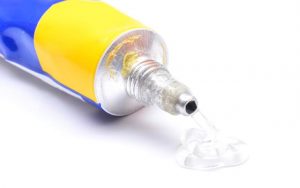 えーマジか・・・！！知らないと超危険！瞬間接着剤を扱う時に絶対使ってはいけない手袋とは？