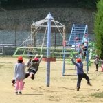 昔はこんな『無茶な遊具』をよく見かけましたが、今ではほとんど見かけません・・『危険だから排除』というのは本当に正しいのか?