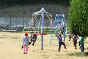 昔はこんな『無茶な遊具』をよく見かけましたが、今ではほとんど見かけません・・『危険だから排除』というのは本当に正しいのか？