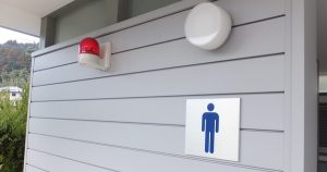 公園などの多目的トイレで非常ランプが点灯していても絶対に子供を近づけないでください！・・もし近づけたら取り返しのつかないことになり兼ねません！