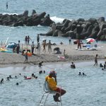 ライフセーバーが子供を連れた海水浴客に警告!・・あえてこれだけしか言いません、最低限これだけはお願いします!
