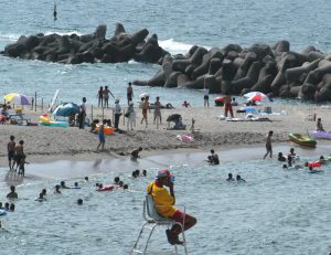 ライフセーバーが子供を連れた海水浴客に警告！・・あえてこれだけしか言いません、最低限これだけはお願いします！