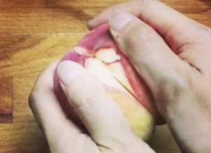 「一瞬で剥けた！」桃の皮むきにまつわるライフハックが素晴らしすぎる！→これならいくらでも食べたいな（笑）