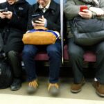 電車内でメモ帳とペンを持って乗っているおじさん。不審に思い見ていたら・・・ひぃぃいい