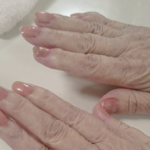 孫がおばあちゃんにネイルをしてあげたというこちらのほのぼのとした投稿。→実はこの裏には悲しい現実があって・・・