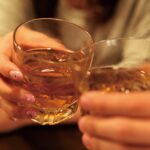 「こんなのあり?」バーで知り合った女性から『夜のお誘い』→彼女がいるため断ったが、後日真相を知って顔が青ざめた・・