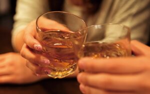 「こんなのあり？」バーで知り合った女性から『夜のお誘い』→彼女がいるため断ったが、後日真相を知って顔が青ざめた・・