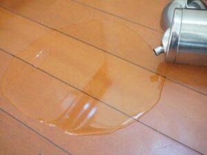 床に油がこぼれてしまったら、新聞紙ではダメ！→こんな時は『意外なアイツ』を使うのがベスト！