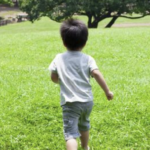 仕事で多忙の母をいつも一人で帰りを待っていた息子の置き手紙の数々に涙が溢れてくる・・