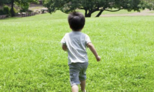 仕事で多忙の母をいつも一人で帰りを待っていた息子の置き手紙の数々に涙が溢れてくる・・