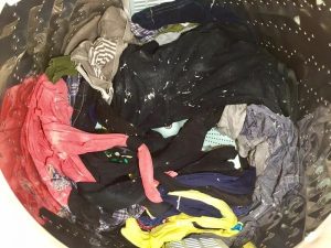 【たったこれだけで惨事から解放】ティッシュまみれになった洗濯物をあっという間に綺麗にする衝撃の裏ワザ！