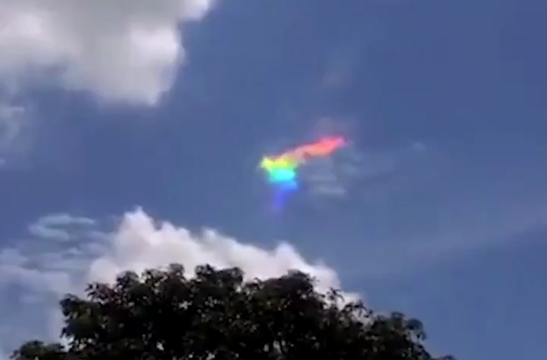 雲が虹色に輝く「彩雲」を激写！　見るだけで運気が上がること間違いなしのレア動画！