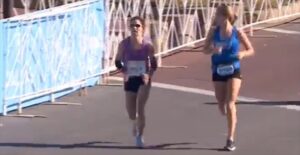 トップを走っていたマラソンランナーがゴール100m手前で脱水症状から転倒・・この後に起こった美しいドラマに感動せざるを得ない！