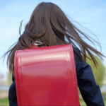 中学入学のため、いらなくなったランドセル。娘が考えた次なる活用法に驚きのあまり一瞬言葉を失った!→その後、大爆笑ww