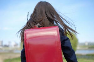 中学入学のため、いらなくなったランドセル。娘が考えた次なる活用法に驚きのあまり一瞬言葉を失った！→その後、大爆笑ww