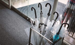 これなら持ってかれない・・とある傘立ての中に絶対間違われない傘を発見。そのハイセンスに思わず笑ってしまったww